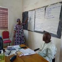 Vues de sessions de formation des membres cles des structures de gestion en gestion administrative et